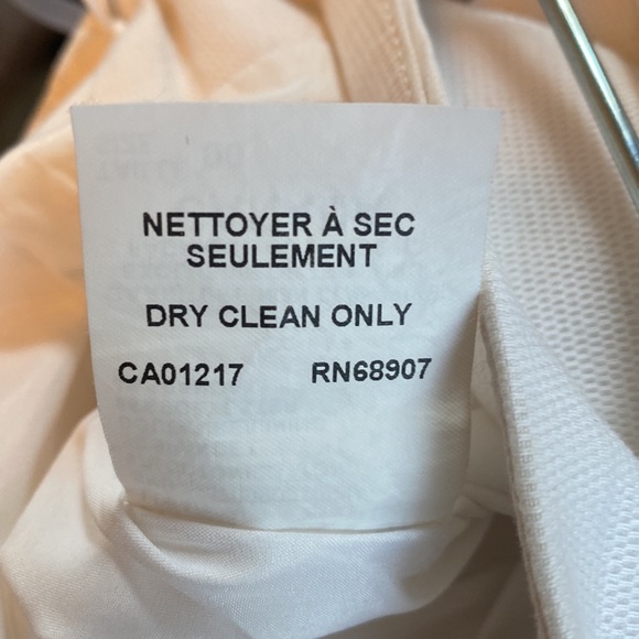 Le Chateau 🐝 3 for $35 White 00 pencil skirt with flair at back - Picture 6 of 7